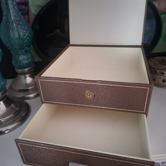 Brown Jewelry Box. - Picture 2 of 5
